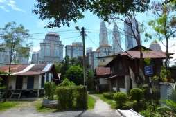 Photo-1--Kampung-Baru--silde-show-jpg_065532.jpg