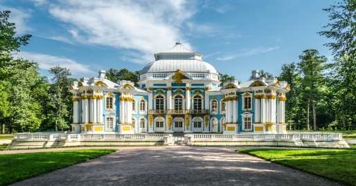 http://upload.wikimedia.org/wikipedia/commons/6/60/Hermitage_pavilion_in_Tsarskoe_Selo_02.jpg